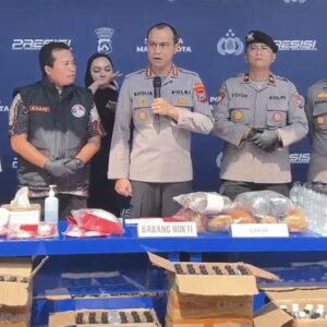 Konferensi Pers Pengungkapan Kasus Narkoba Dan Arak Bali Ilegal Di Polresta Malang Kota