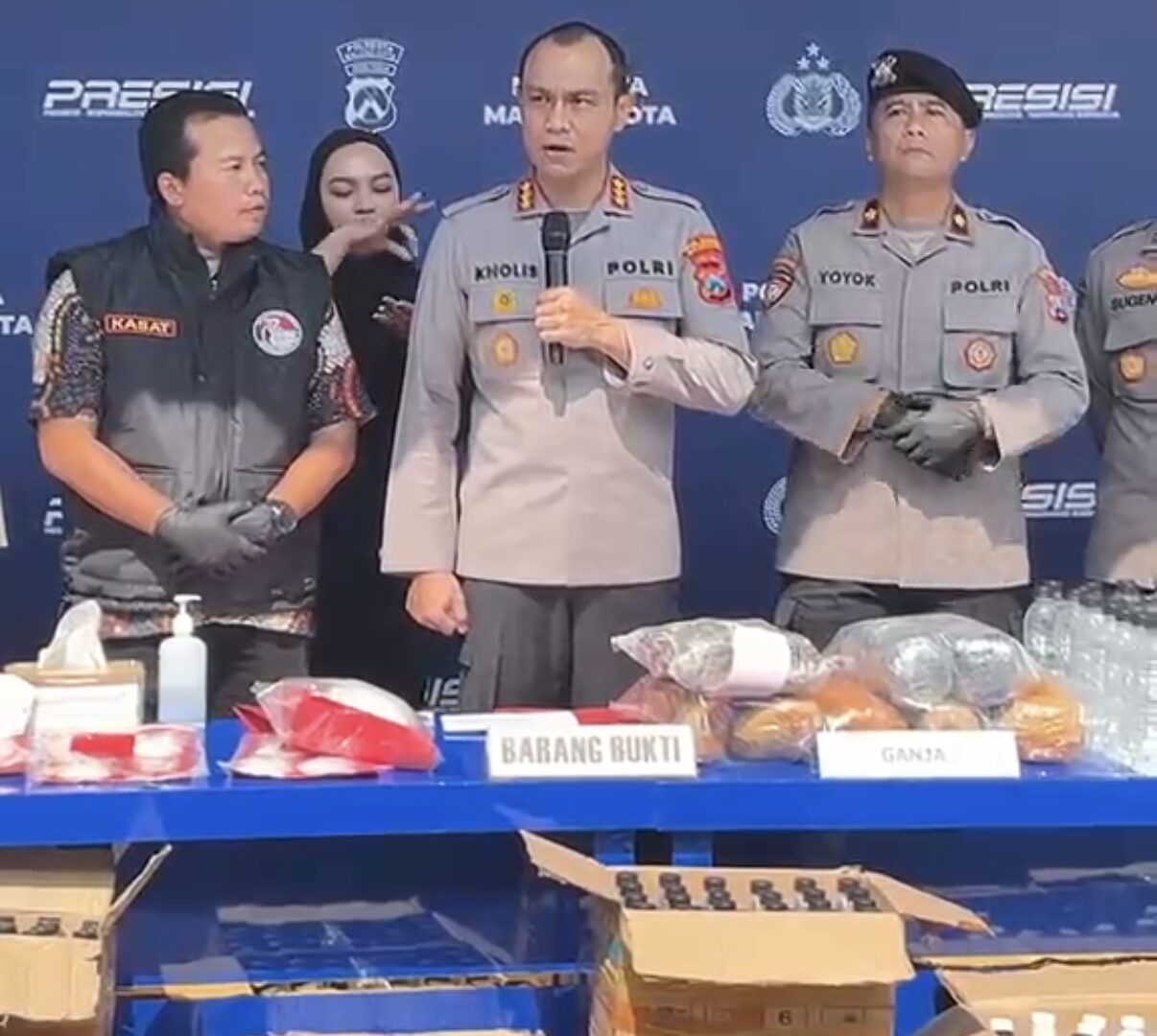 Konferensi Pers Pengungkapan Kasus Narkoba Dan Arak Bali Ilegal Di Polresta Malang Kota