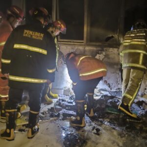 Petugas Damkar Menangani Kebakaran Di Gedung Polinema Malang