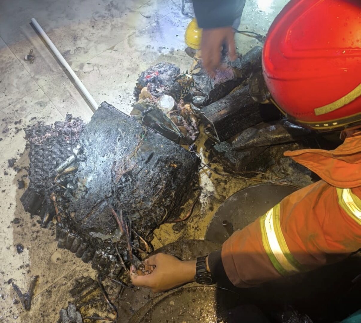 Petugas Damkar Memeriksa Lokasi Kebakaran Di Polinema Malang