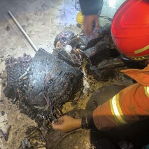 Petugas Damkar Memeriksa Lokasi Kebakaran Di Polinema Malang