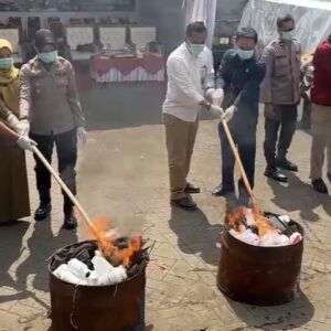 Kejadi Kota Malang Memusnahkan Barang Bukti Satwa Liar Ilegal