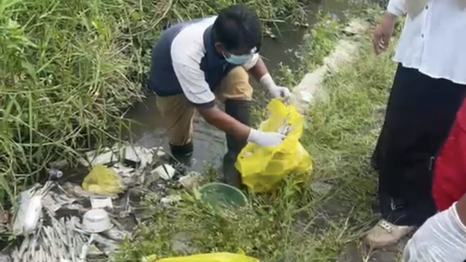 Petugas Mengevakuasi Limbah Medis Di Saluran Irigasi Bumiayu Kota Malang