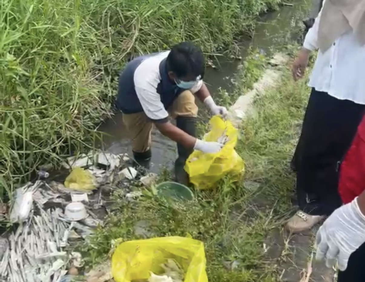 Petugas Mengevakuasi Limbah Medis Di Saluran Irigasi Bumiayu Kota Malang