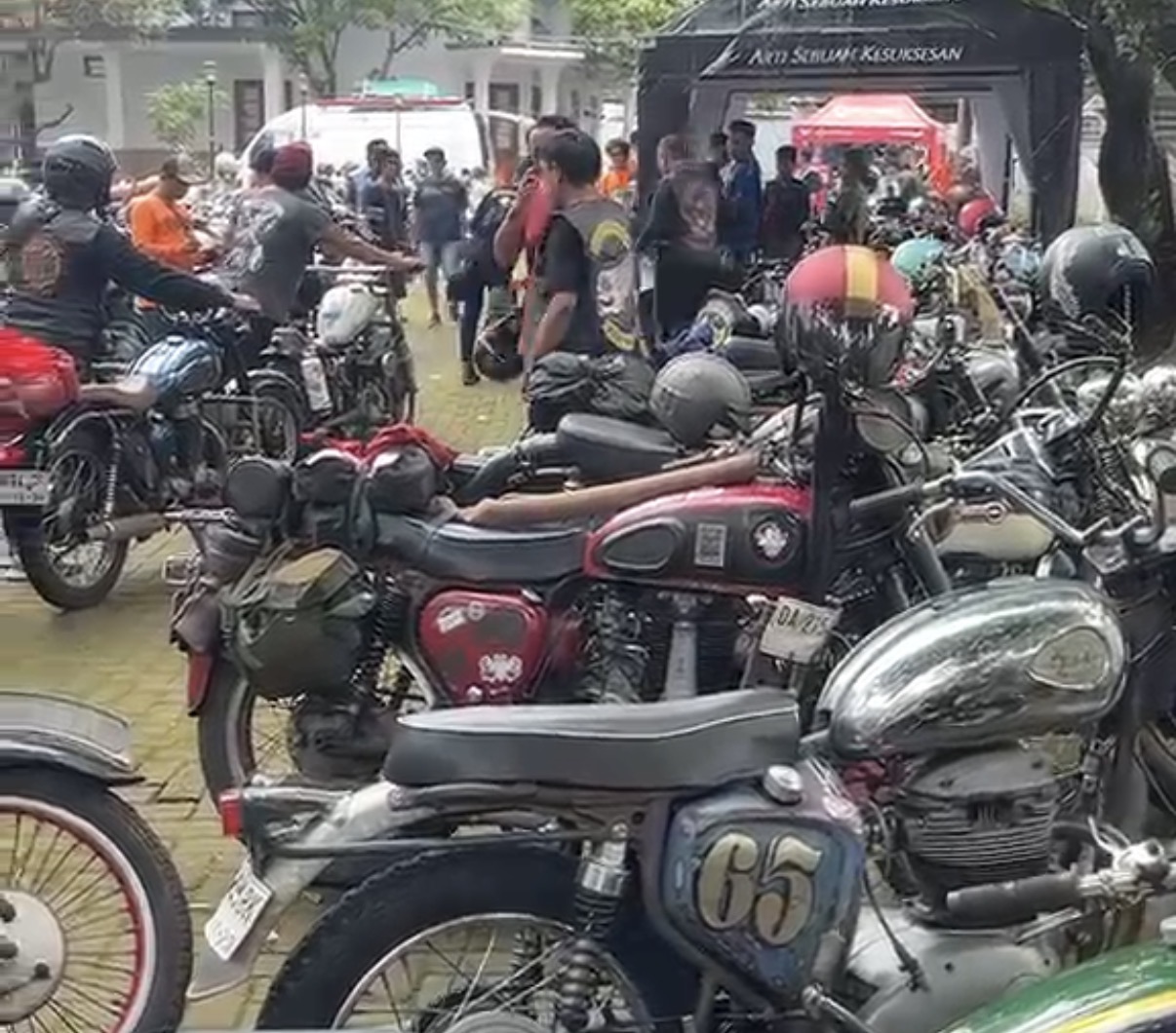 Motor Klasik Lintas Generasi Berkumpul Di Kota Malang