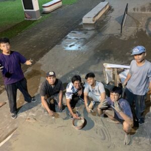 Komunitas Skateboard Memperbaiki Skatepark Alun-alun Merdeka Malang
