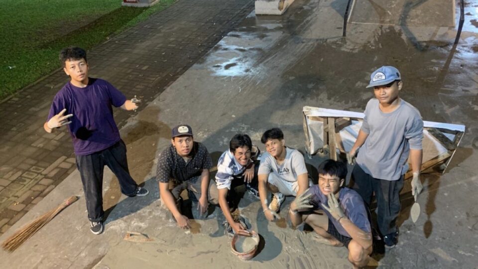 Komunitas Skateboard Memperbaiki Skatepark Alun-alun Merdeka Malang