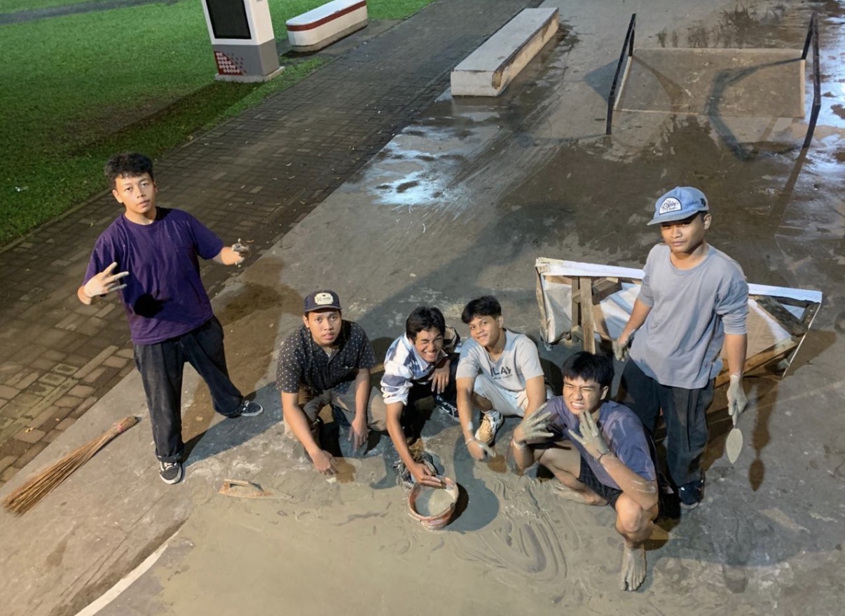 Komunitas Skateboard Memperbaiki Skatepark Alun-alun Merdeka Malang
