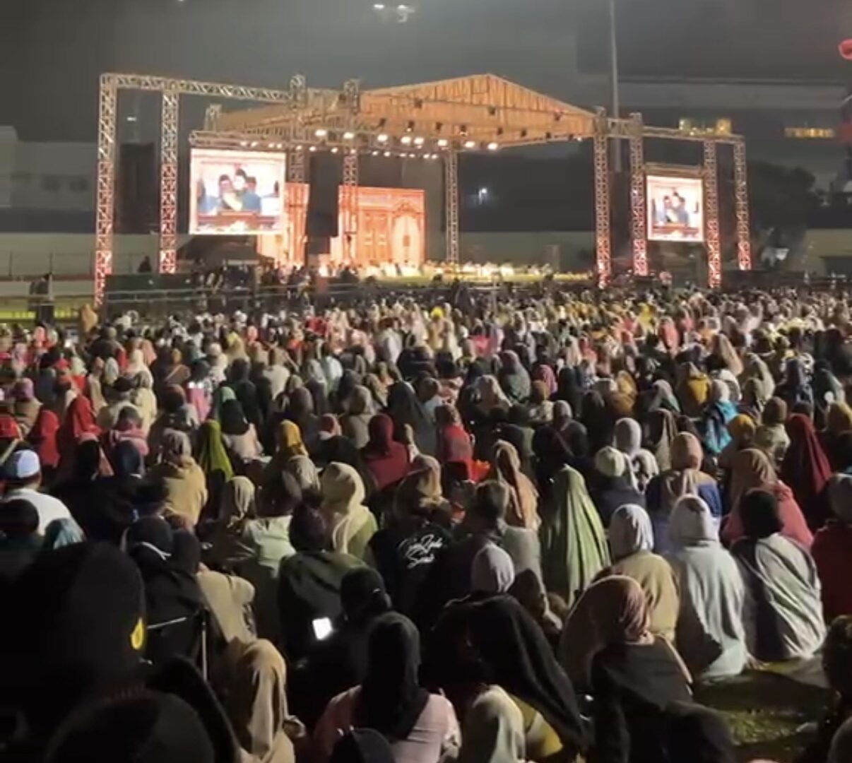 Suasana Pengajian Akbar Gus Iqdam Di Stadion Gajayana Malang, Selasa Malam (2/6/26).